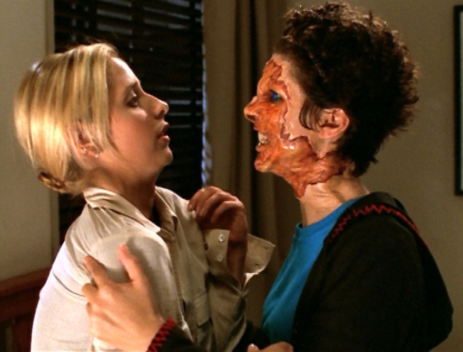Die Befürchtung von Buffy (Sarah Michelle Gellar, l.) hat sich bestätigt: Ihre Mitbewohnerin Kathy (Dagney Kerr, r.) ist ein Dämon. - Bildquelle: TM +   2000 Twentieth Century Fox Film Corporation. All Rights Reserved.