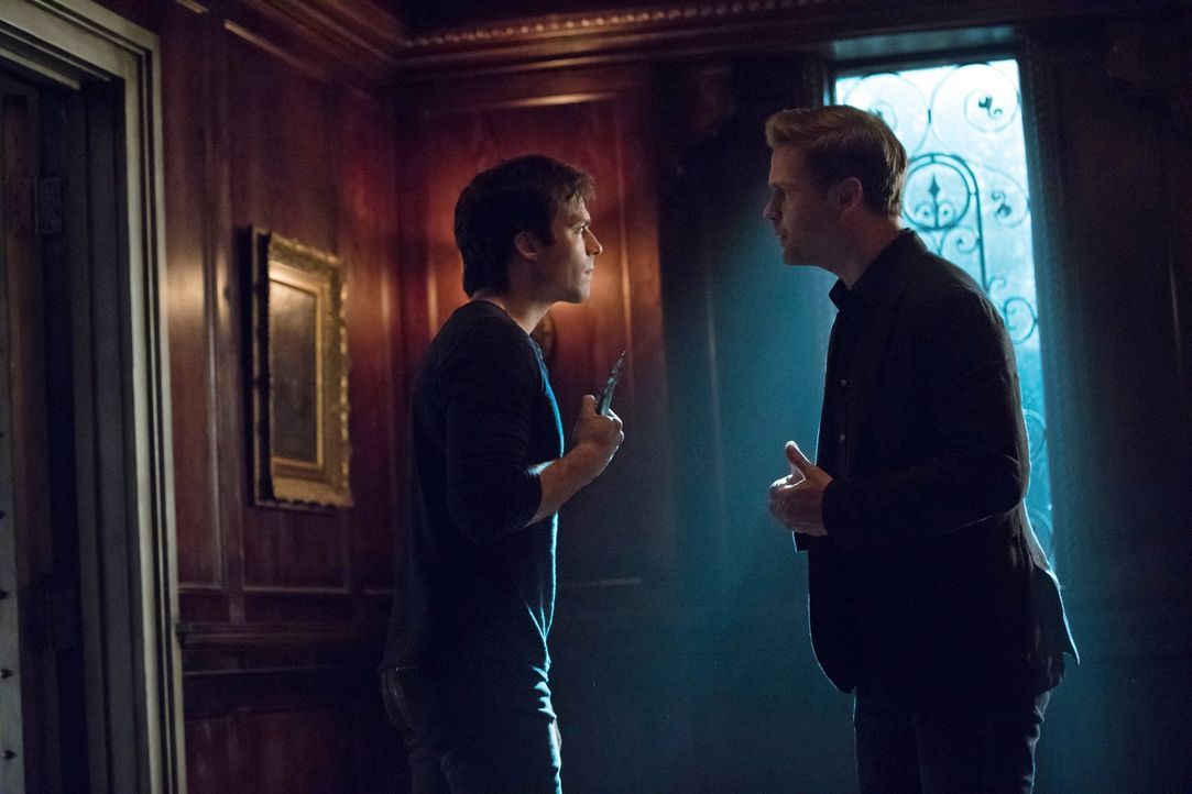 Damon (Ian Somerhalder, l.) und Alaric (Matthew Davis, r.) müssen sich entscheiden, wie weit sie gehen würden, um Cade zu töten ... - Bildquelle: Warner Bros. Entertainment, Inc.