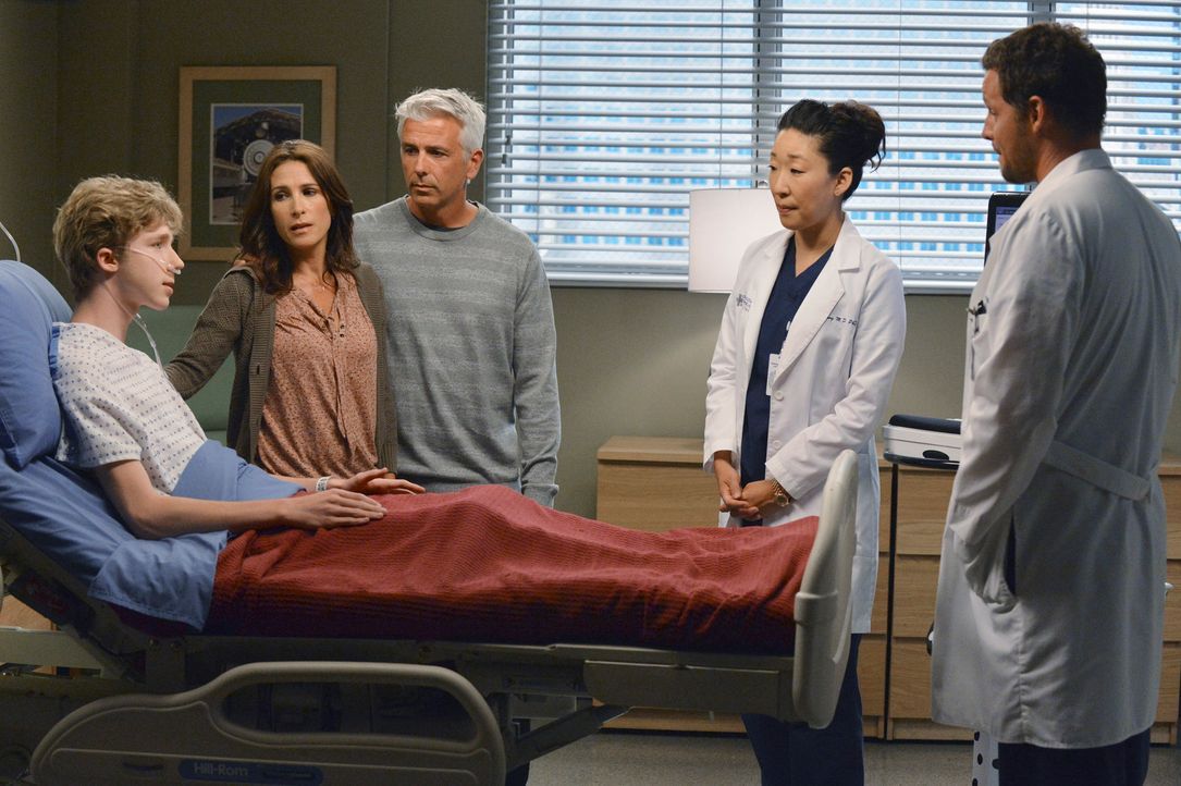 Dr. Christina Yang (Sandra Oh, 2.v.r.) und Dr. Alex Karev (Justin Chambers, r.) sollen bei Michael (Joey Luthman, l.) eine nicht ungefährliche Herz... - Bildquelle: ABC Studios