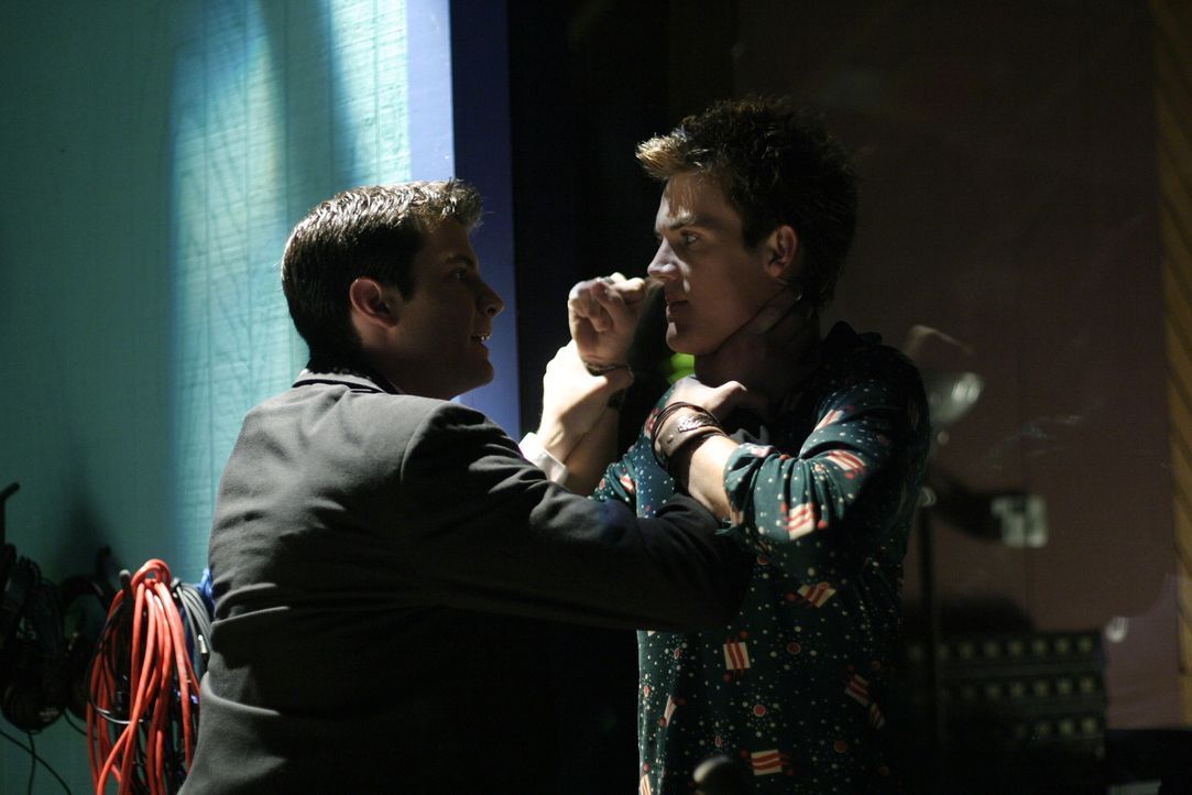 Nathan (James Lafferty, l.) ist stinksauer auf Chris (Tyler Hilton, r.) - und hat auch allen Grund dazu ... - Bildquelle: Warner Bros. Pictures
