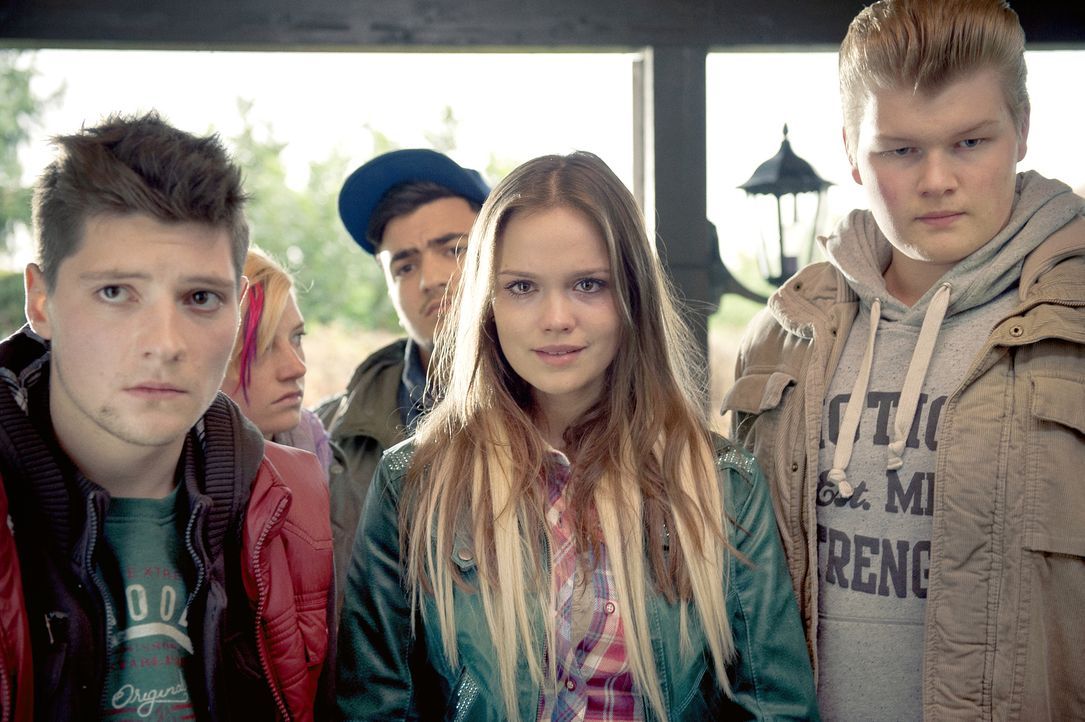 Für seine Mitschüler Sassy (Moritz Holzfurtner, l.), Enrico (Till Winter, r.) und Maren (Emilia Schüle, M.) ist Tom ein echter Freak - bis ein tragi... - Bildquelle: NFP