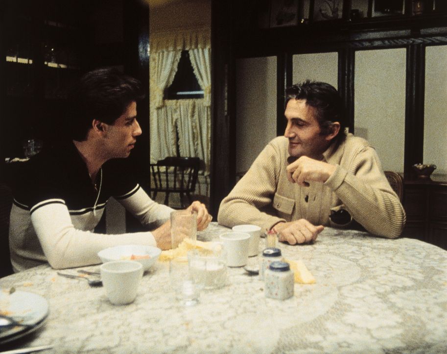Tony Manero (John Travolta, l.) leidet unter seinem autoritären Vater Gus (Bruce Ornstein, r.), der keinerlei Verständnis für Tonys Tanzleidensch... - Bildquelle: Paramount Pictures