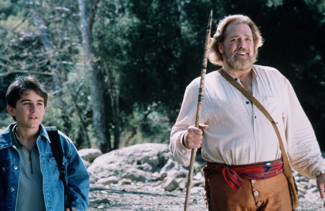 Jimmy (Miko Hughes, l.) findet in dem erfahrenen Bergbewohner Jeremiah (Dan Haggerty, r.) einen großen, starken Freund ... - Bildquelle: Miracle Entertainment
