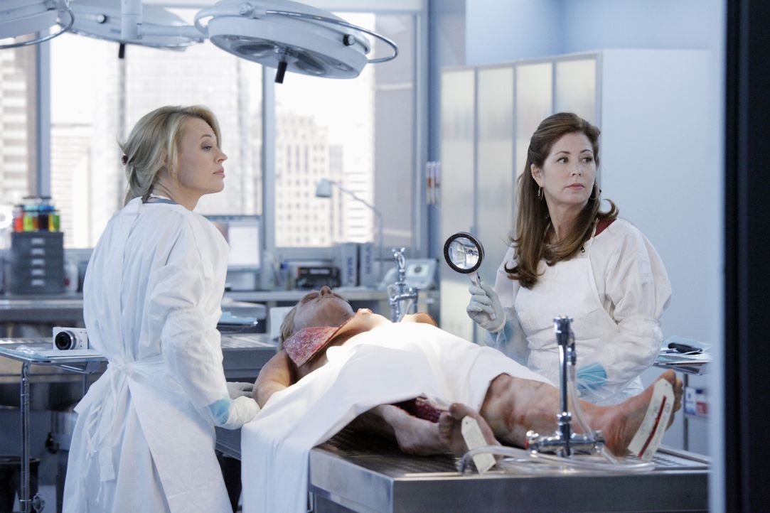 Dr. Megan Hunt (Dana Delany, r.) untersucht zusammen mit Dr. Kate Murphey (Jeri Ryan, l.) die Leiche eines Mannes und machen dabei eine erschreckend... - Bildquelle: ABC Studios