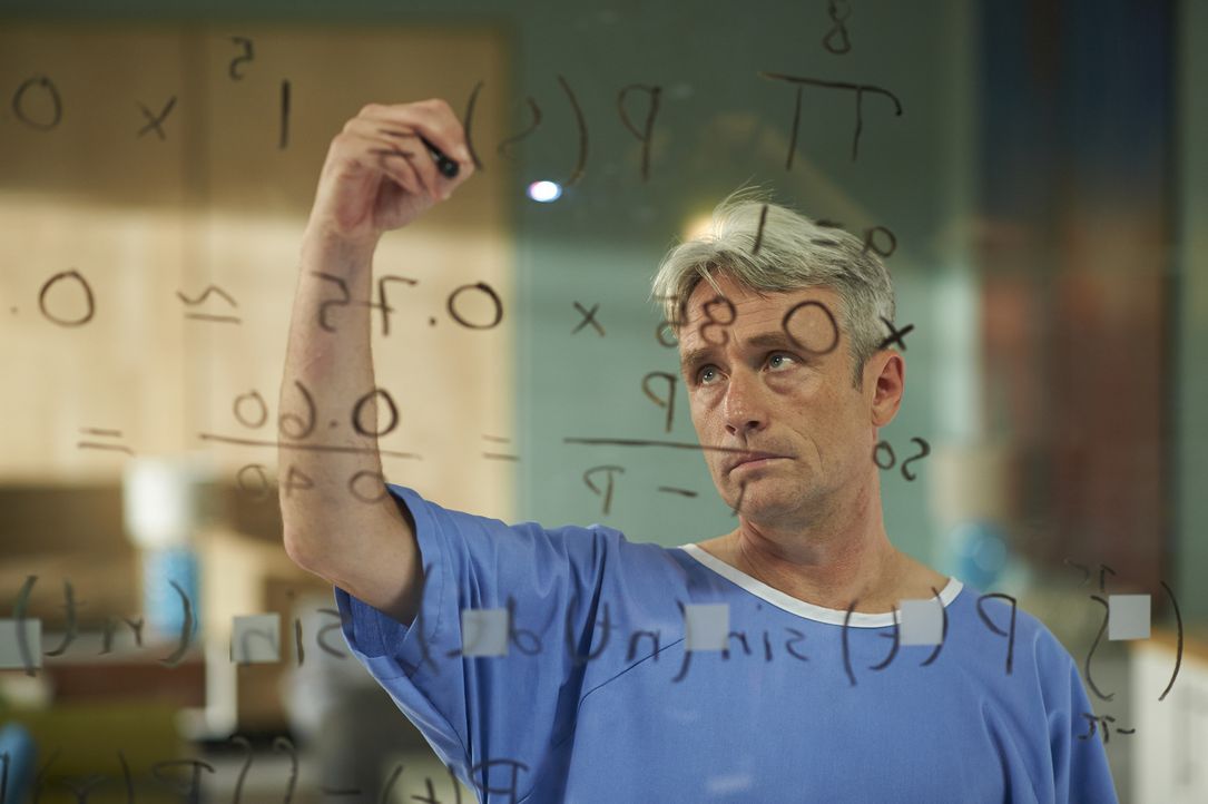 Während Ian Taft (David Storch) schlafwandelt erschafft er komplizierte mathematische Gleichungen ... - Bildquelle: 2013  Hope Zee Two Inc.