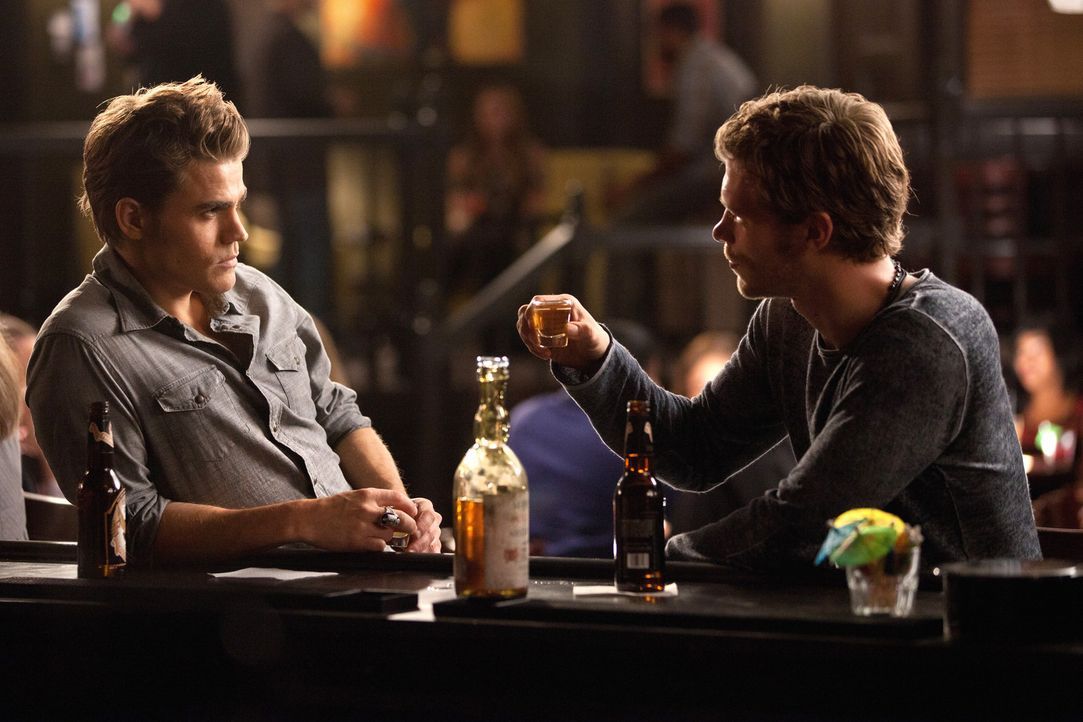 Klaus (Joseph Morgan, r.) erzählt Stefan (Paul Wesley, l.) dass sie sich früher schon einmal begegnet sind ... - Bildquelle: © Warner Bros. Entertainment Inc.