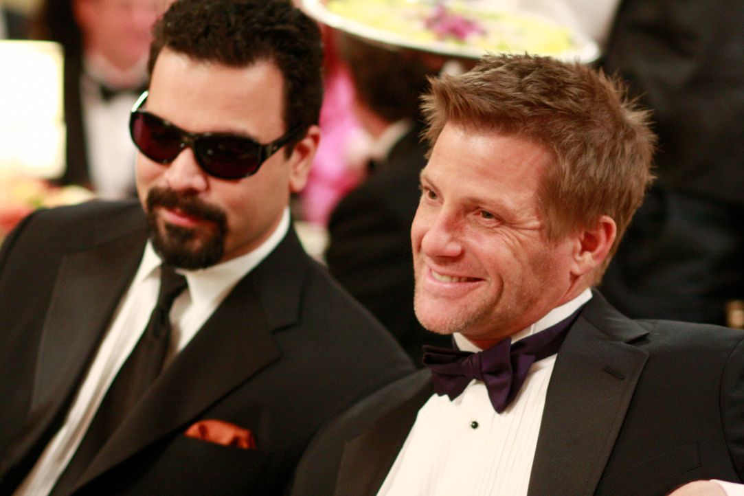 Noch können Carlos (Ricardo Antonio Chavira, l.) und Tom (Doug Savant, r.) den Gala-Abend genießen ... - Bildquelle: ABC Studios