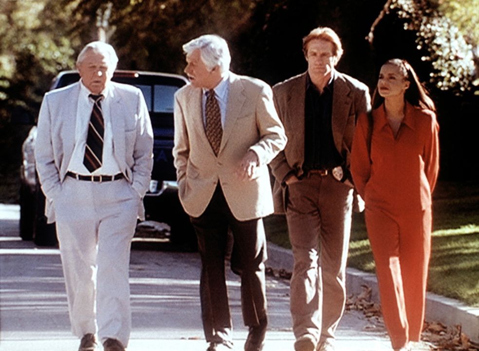 (v.l.n.r.) Matlock (Andy Griffith), Mark Sloan (Dick Van Dyke), Steve (Barry Van Dyke) und Amanda (Victoria Rowell) wollen beweisen, dass Jesse fäls... - Bildquelle: Viacom