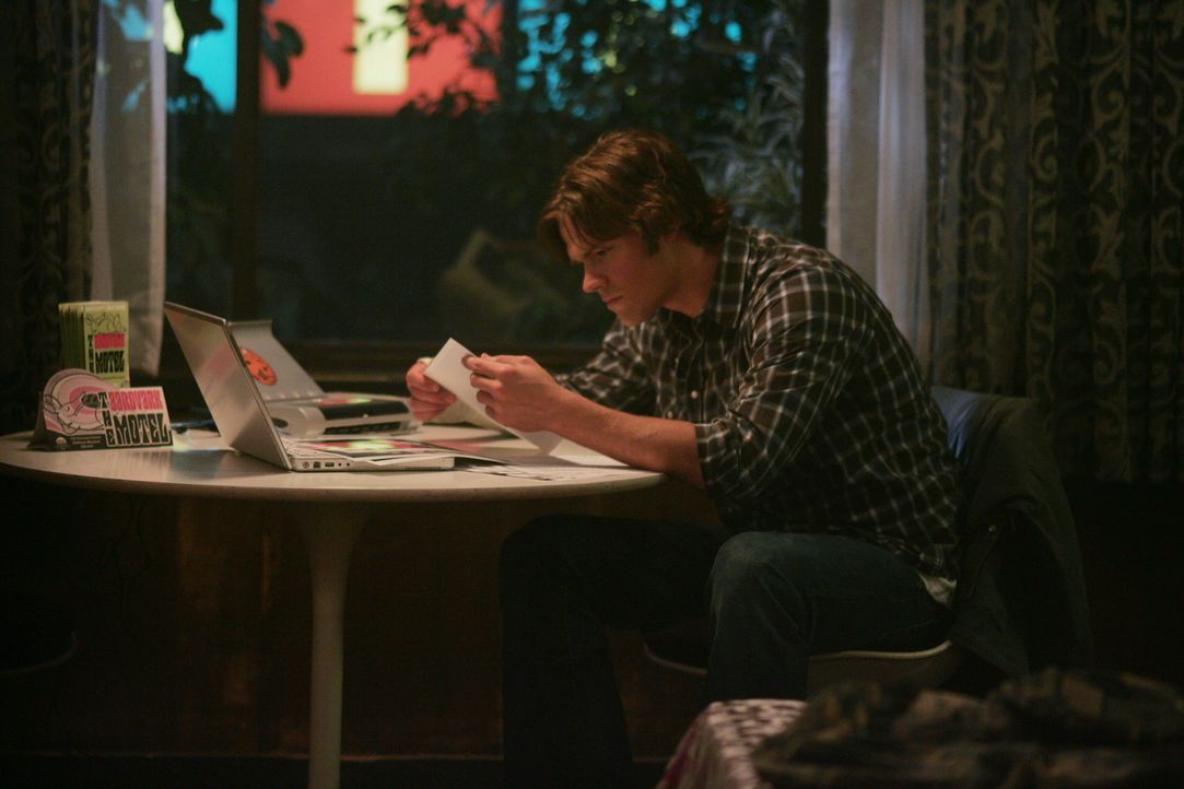 Sam (Jared Padalecki) und sein Bruder untersuchen den Mord eines Anwalts und seiner Frau ... - Bildquelle: Warner Bros. Television