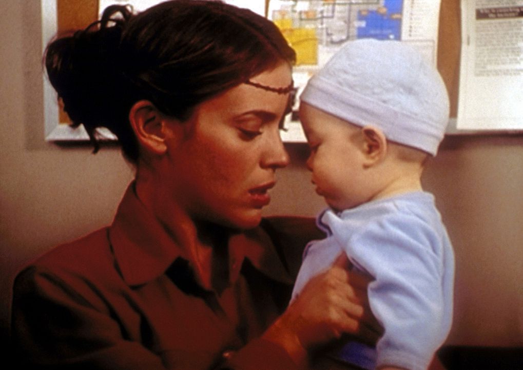 Ein ausgesetztes Baby löst bei Phoebe (Alyssa Milano) Muttergefühle aus. - Bildquelle: Paramount Pictures