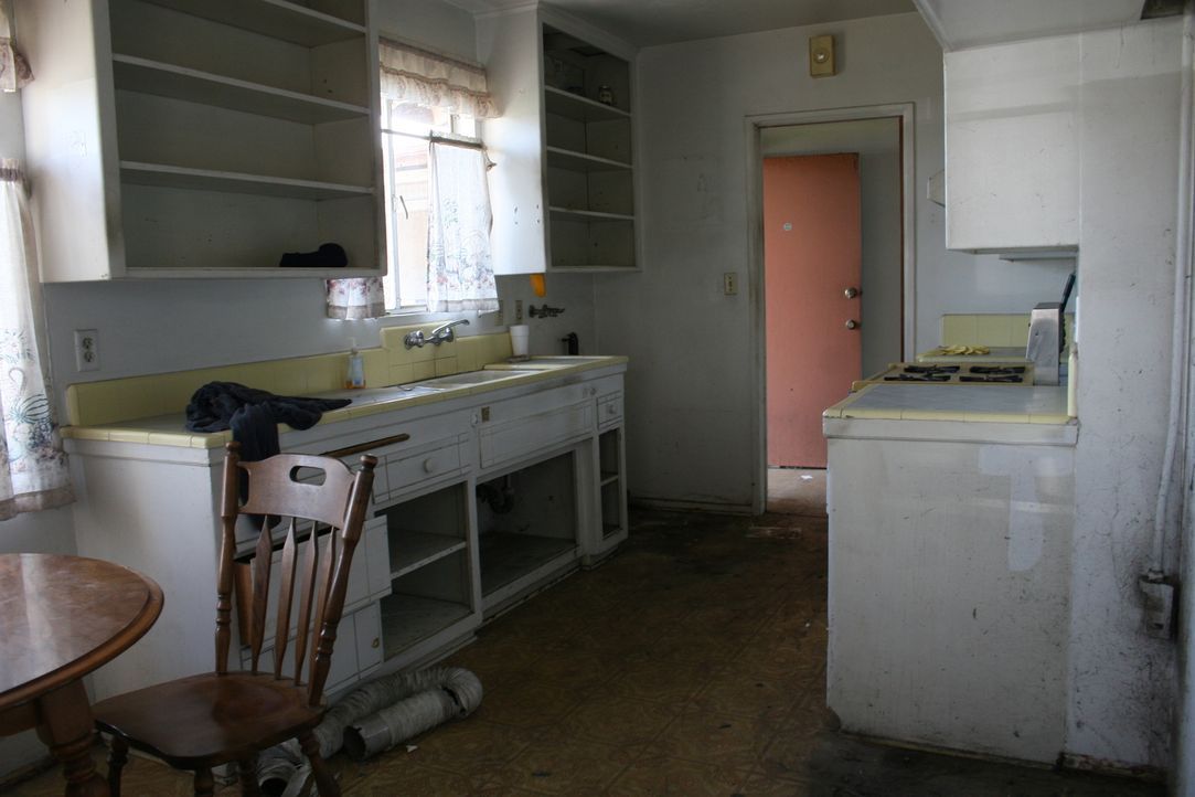 Die Küche ist in einem katastrophalen Zustand. Kann das Makler-Ehepaar diese verwahrloste Küche wieder in einen schönen Zustand verzaubern? - Bildquelle: 2016,HGTV/Scripps Networks, LLC. All Rights Reserved