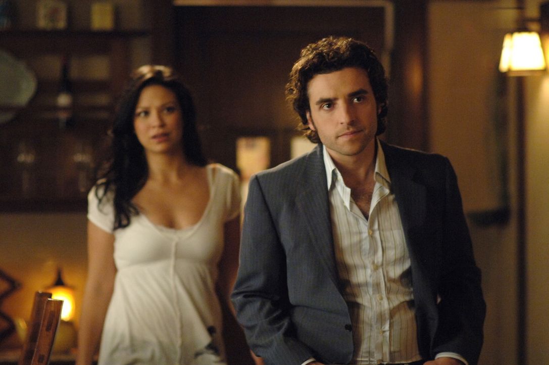 Versuchen gemeinsam hinter die Ursache des geschehen zu kommen: Charlie (David Krumholtz, r.) und Amita (Navi Rawat, l.) ... - Bildquelle: Paramount Network Television