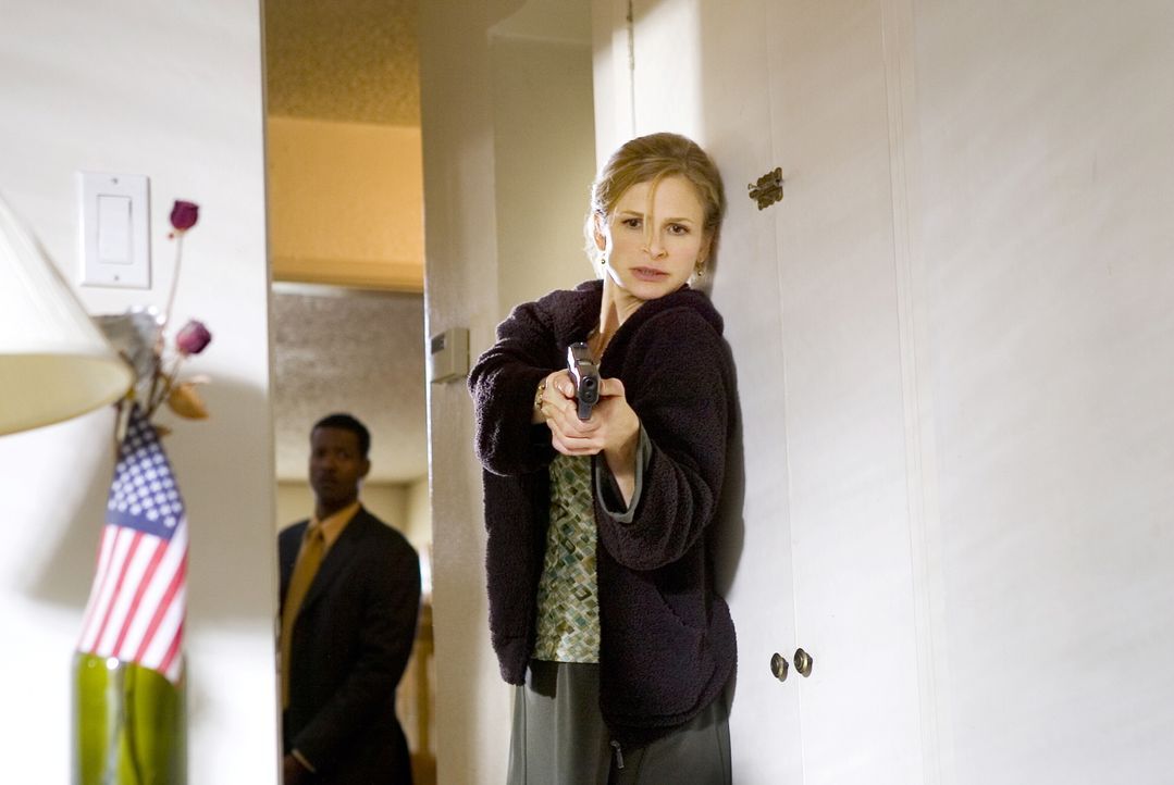 Auf der Suche nach einem gefährlichen Mörder: Gabriel (Corey Reynolds, l.) und Brenda (Kyra Sedgwick, r.) ... - Bildquelle: Warner Brothers