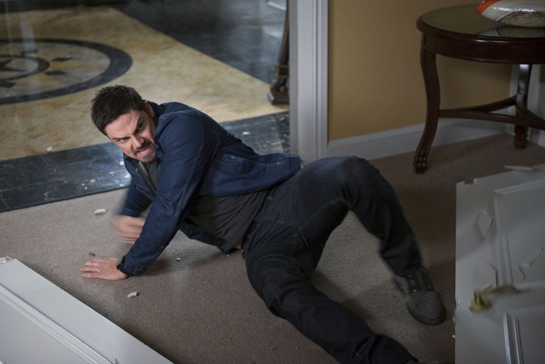 Während Cat herausgefunden hat, dass Agent Reynolds ihr leiblicher Vater ist, versucht  Vincent (Jay Ryan), Curt Windsor zu erledigen ... - Bildquelle: 2013 The CW Network, LLC. All rights reserved.