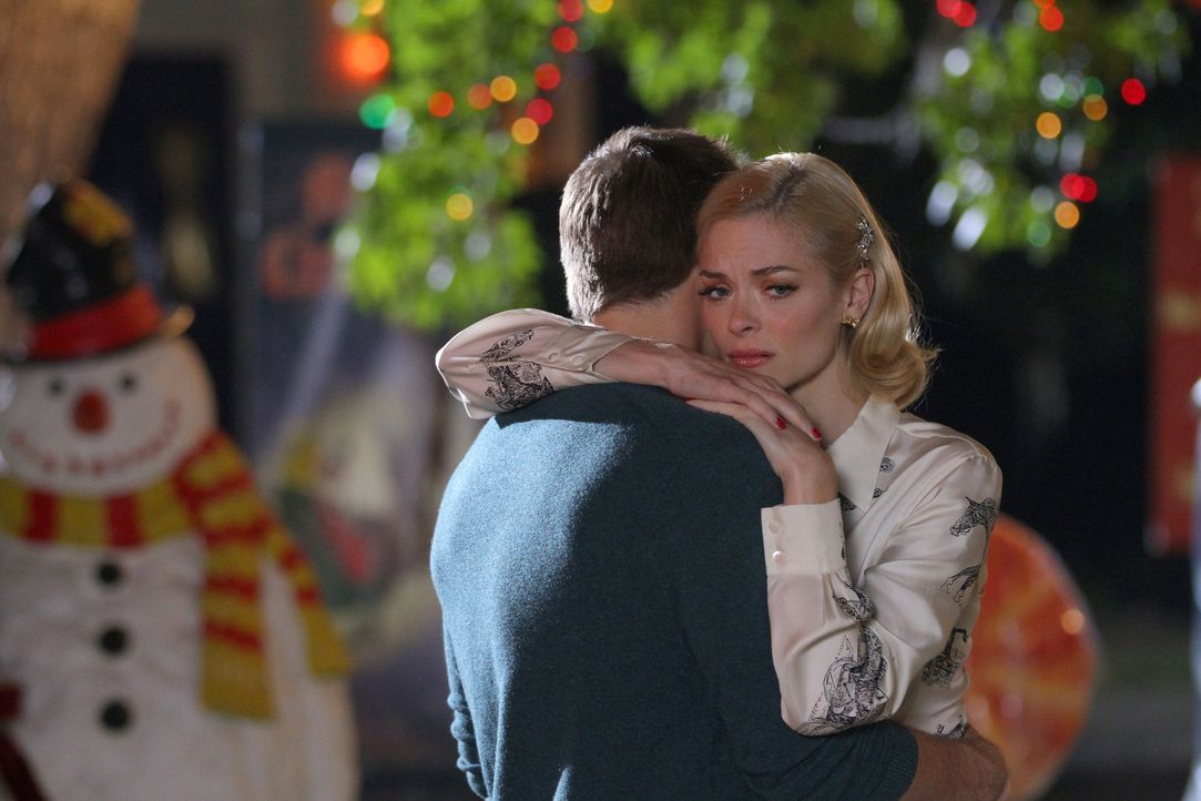 All die Traditionen erinnern Lemon (Jaime King, r.) an die Vergangenheit, die nicht einmal ihr Verlobter George (Scott Porter, l.) wirklich kennt ... - Bildquelle: Warner Bros.
