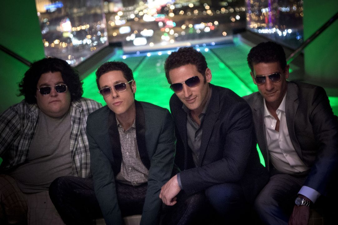 (v.l.n.r.) Owen (Charley Koontz); Evan R. Lawson (Paulo Costanzo); Hank Lawson (Mark Feuerstein); Ken Keller (Michael B. Silver) - Bildquelle: Isabella Vosmikova 2012 USA Network Media, LLC / Isabella Vosmikova