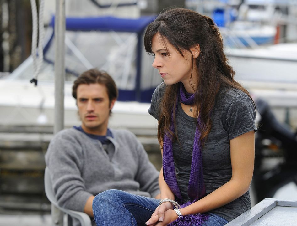 Als Abby (Elaine Cassidy, vorne) nach Jahren auf Jimmy (C.J. Thomason, hinten) trifft, erschrickt er die junge Frau fürchterlich, so dass sie nun n... - Bildquelle: 2009 CBS Studios Inc. All Rights Reserved.