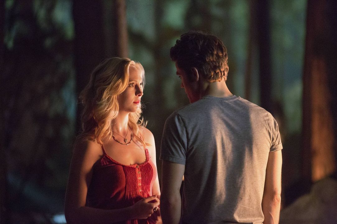Was läuft da zwischen Caroline und Stefan? - Bildquelle: Warner Bros. Entertainment Inc. 