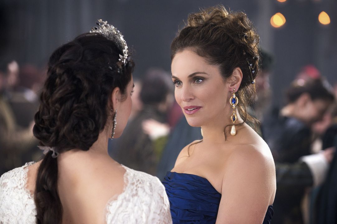 Die Hochzeit von Mary Stuart (Adelaide Kane, l.) steht kurz bevor. Ihre Mutter Marie de Guise (Amy Brenneman, r.) reist zu diesem Ereignis an und er... - Bildquelle: Christos Kalohoridis 2013 The CW Network, LLC. All rights reserved.