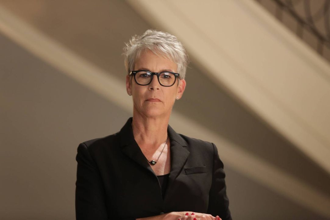 Nachdem alle glauben, dass die roten Teufel entweder tot oder weggesperrt sind, öffnet Dekanin Munsch (Jamie Lee Curtis) den Campus und auch das Kap... - Bildquelle: 2015 Fox and its related entities.  All rights reserved.