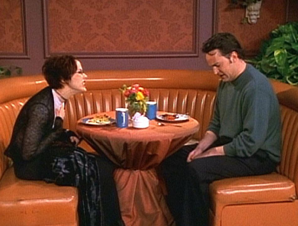 Chandler (Matthew Perry, r.) trifft sich mit der Filmproduzentin Dana (Bess Meyer, l.), um Joey zu einem Casting zu verhelfen. - Bildquelle: TM+  2000 WARNER BROS.