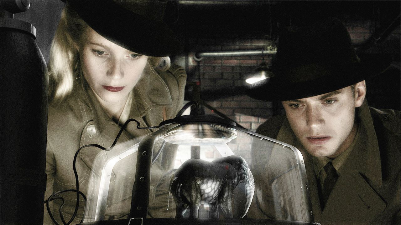 Einzig &#8222;Chronicle"-Reporterin Polly Perkins (Gwyneth Paltrow, l.) und Flieger-As Joe &#8222;Sky Captain" Sullivan (Jude Law, r.) können die M... - Bildquelle: TM & Copyright   Brooklyn Films II And Filmauro S.R.L.