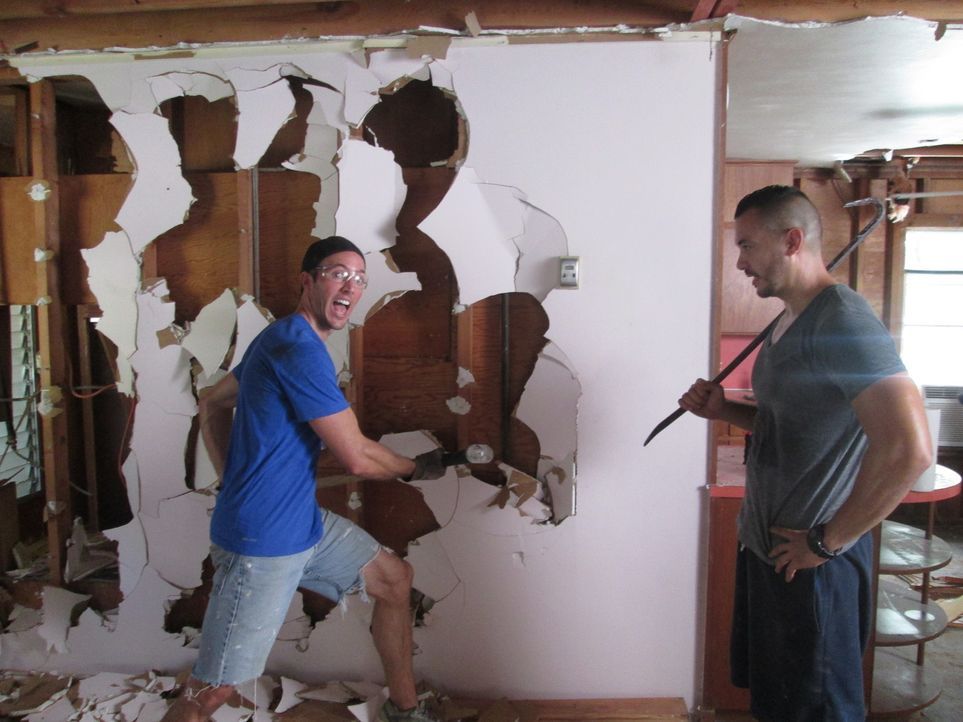 Die besten Freunde Tony (r.) und Blake (l.) haben all ihre Ersparnisse in den Kauf eines heruntergekommenen Hauses gesteckt, wollen es renovieren un... - Bildquelle: 2016,DIY Network/Scripps Networks, LLC. All Rights Reserved