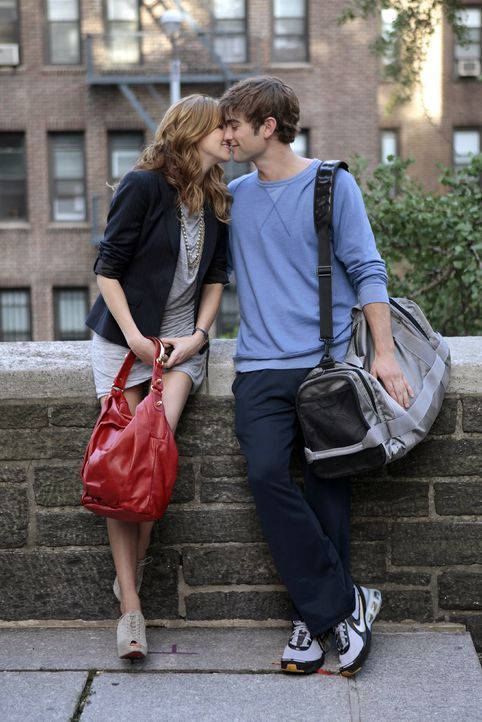 Juliet (Katie Cassidy, l.) hat sich in Nate (Chace Crawford) verliebt und die beiden kommen sich näher ... - Bildquelle: Warner Bros. Television