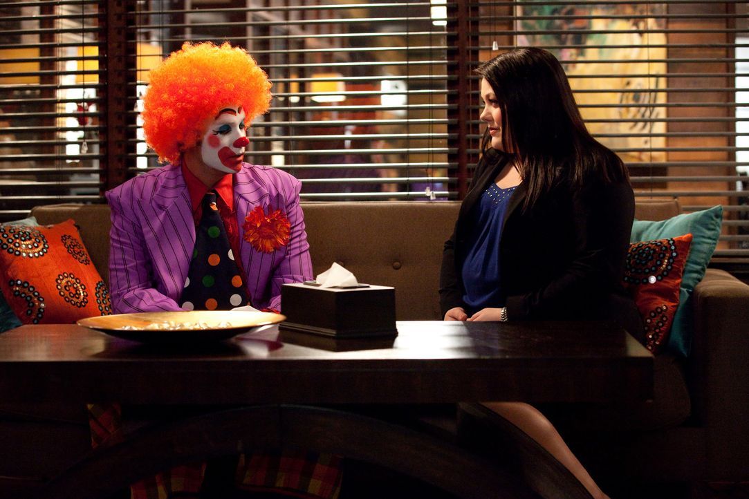 Jane (Brooke Elliott, r.) steht vor einem schwierigen Fall. Sie soll einen Mitarbeiter (Barry Watson, l.) einer großen Firma verteidigen, der seit... - Bildquelle: 2009 Sony Pictures Television Inc. All Rights Reserved.