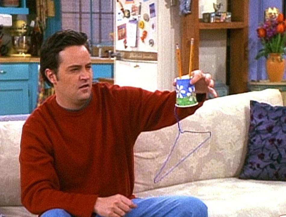 Chandler (Matthew Perry) muss für Monica etwas basteln, was ihm leider nicht so recht gelingt. - Bildquelle: TM+  2000 WARNER BROS.