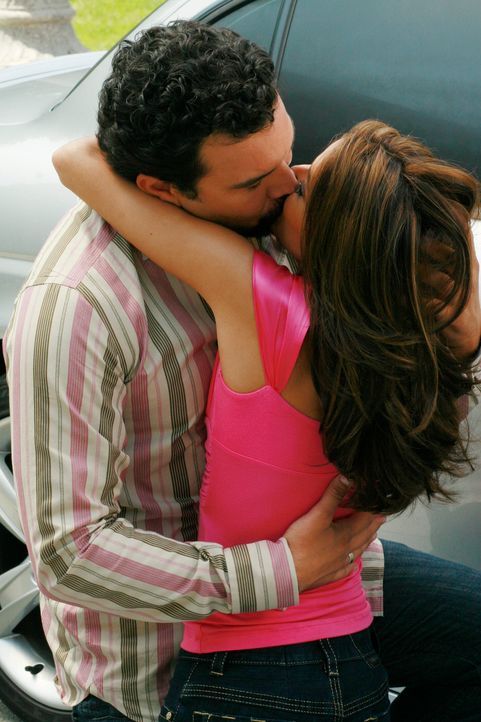 Gaby (Eva Longoria, r.) und Carlos (Ricardo Antonio Chavira, l.) entdecken ihre Gefühle füreinander wieder ... - Bildquelle: ABC Studios