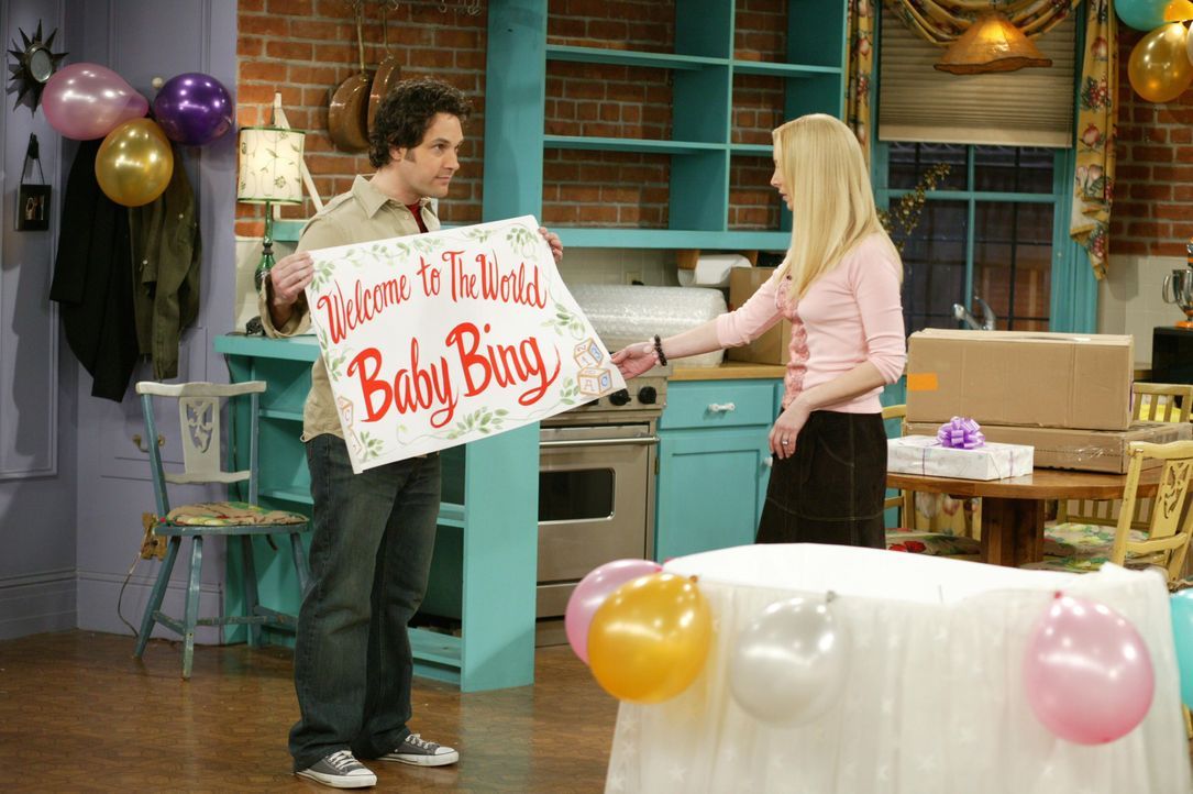 Freuen sich auf die Babies: Mike (Paul Rudd, l.) und Phoebe (Lisa Kudrow, r.) ... - Bildquelle: © 2003 Warner Brothers International Television