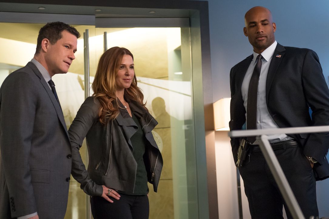 Gemeinsam mit dem charmanten Secret-Service-Agenten Frank Simms (Boris Kodjoe, r.) sind sie Geldfälschern auf der Spur: Carrie (Poppy Montgomery, M.... - Bildquelle: 2014 Broadcasting Inc. All Rights Reserved.