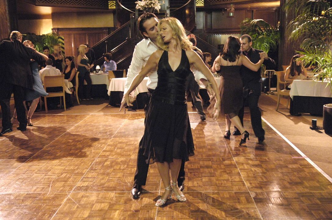Kommen sich beim Tango sehr nahe: Quentin (Bruno Campos, l.) sucht Julia (Joely Richardson, r.) ... - Bildquelle: TM and   2005 Warner Bros. Entertainment Inc. All Rights Reserved.