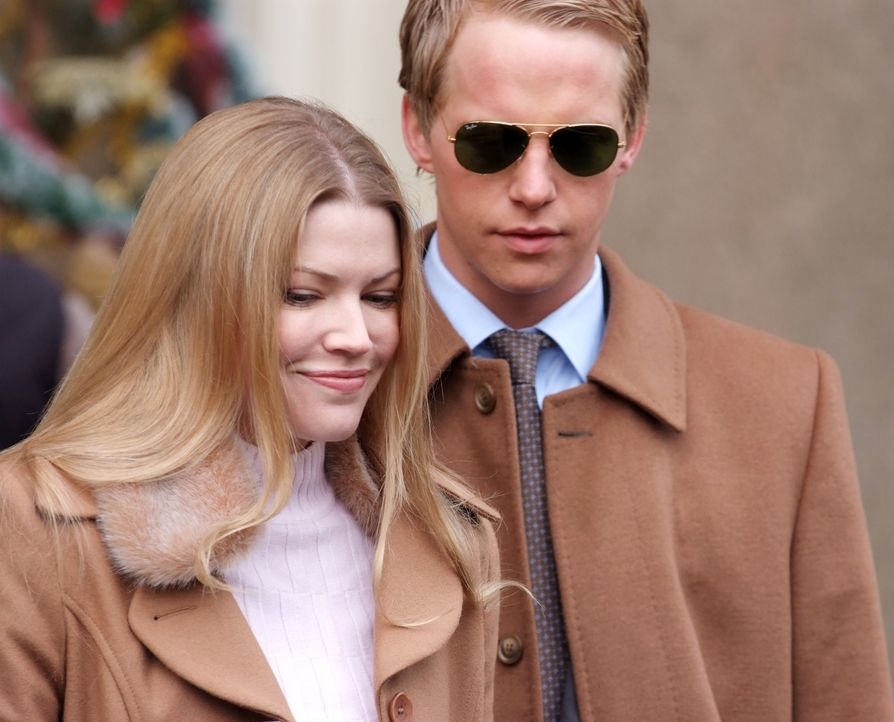 Sind voller Vorfreude: Prinz Edvard (Chris Geere, r.) und Prinzessin Paige von Dänemark (Kam Henskin, l.) ... - Bildquelle: Nu Image Films
