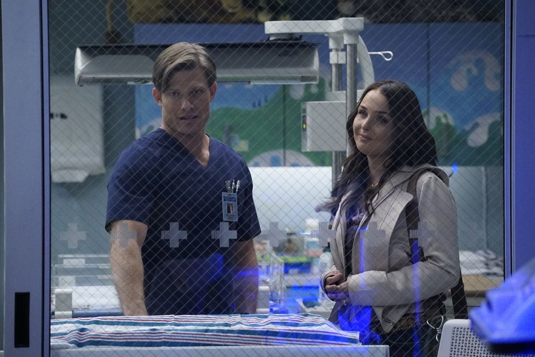 Dr. Atticus Lincoln (Chris Carmack, l.); Dr. Jo Karev (Camilla Luddington, r.) - Bildquelle: Kelsey McNeal 2020 American Broadcasting Companies, Inc. All rights reserved. / Kelsey McNeal