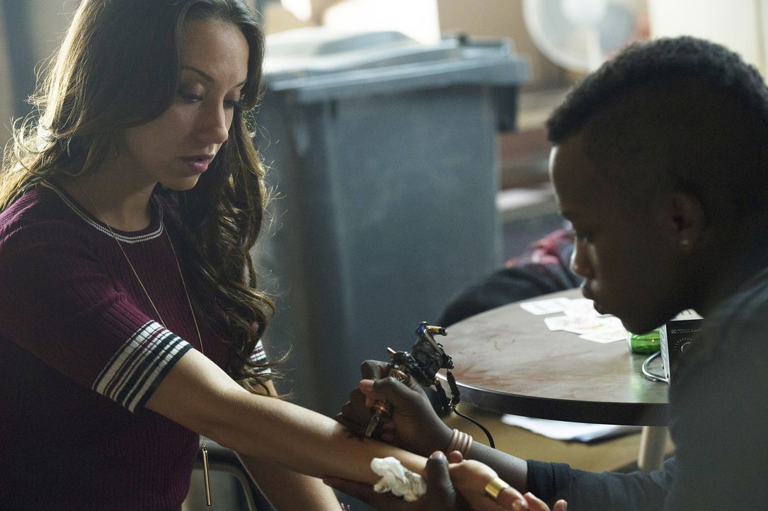 Ralphie (Oliver Mahoro Smith, r.) tätowiert Julia (Stella Maeve, l.) ihren ersten Stern. Hat sie sich damit für eine Seite entschieden? - Bildquelle: 2015 Syfy Media Productions LLC. ALL RIGHTS RESERVED.