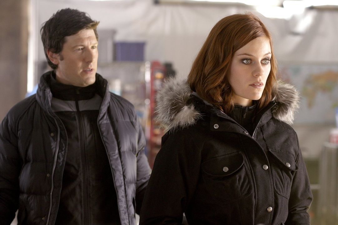 Bei der Suche nach Lex trifft die neue Luthor-Chefin Tess (Cassidy Freeman, r.) auf den ehemaligen Chef-Bodyguard Ryan (Ari Cohen, l.) ... - Bildquelle: Warner Bros.