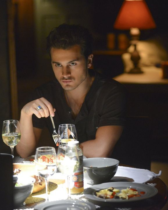 Während Enzo (Michael Malarkey) versucht mit Hilfe von Gewalt an Stefan heranzukommen, möchte Caroline einfach nur verstehen, was aus dem alten Stef... - Bildquelle: Warner Bros. Entertainment, Inc