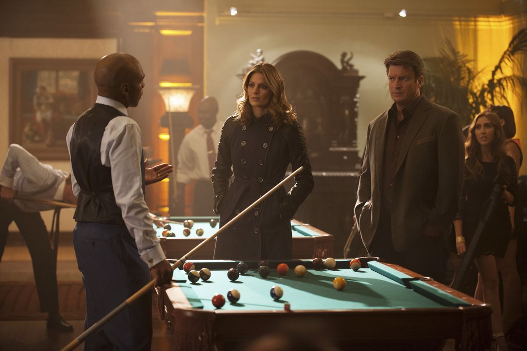 Ihr neuer Fall führt sie in die Welt der Billardprofis: Kate (Stana Katic, M.) und Castle (Nathan Fillion, r.) ... - Bildquelle: Colleen Hayes ABC Studios / Colleen Hayes