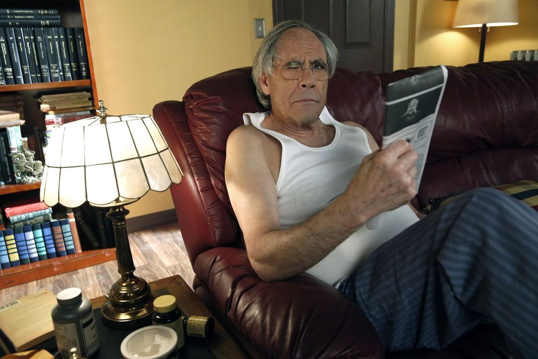 Wird Leo (Robert Klein) seiner Tochter behilflich sein? Um einen neuen Fall zu lösen, benötigt Laura seine Hilfe, doch sie haben nicht das beste Ver... - Bildquelle: Warner Bros. Entertainment, Inc.