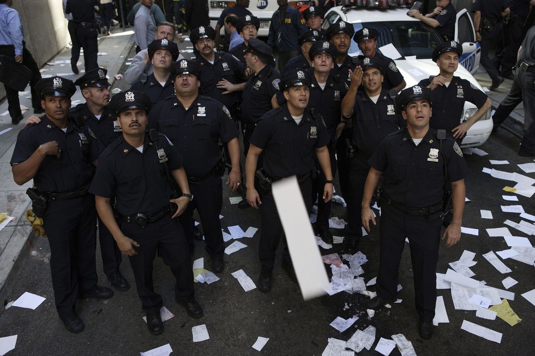 Eine Einheit der New Yorker Cops versucht die Opfer zu retten, doch dann kommt es zum Einsturz ... - Bildquelle: TM &   Paramount Pictures. All Rights Reserved.