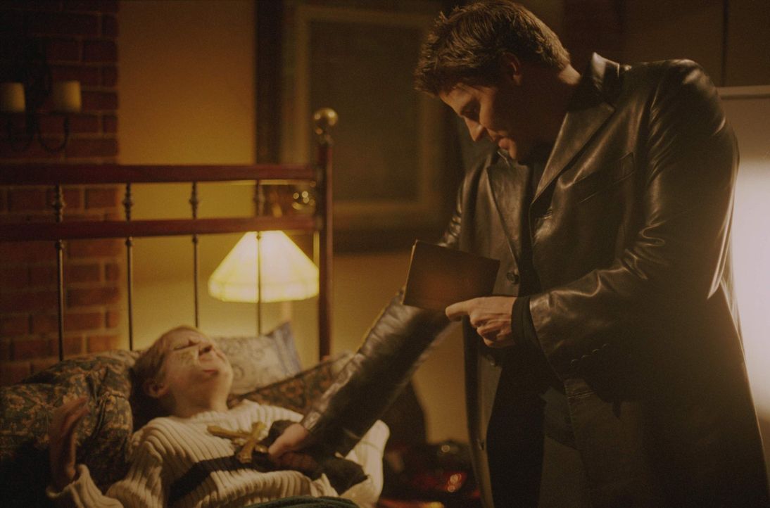 Angel (David Boreanaz, r.) versucht den kleinen Ryan (Jesse James, l.) von dem Dämon zu befreien ... - Bildquelle: 1999 Twentieth Century Fox Film Corporation. All rights reserved.