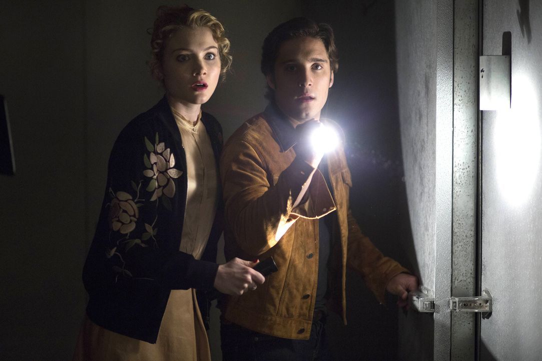 Nachdem Pete (Diego Boneta, r.) beobachtet hat, wie Grace (Skyler Samuels, l.) und ihre neuen Schwestern versuchen, eine Straftat zu vertuschen, sch... - Bildquelle: Sam Lothridge 2015 Fox and its related entities.  All rights reserved.
