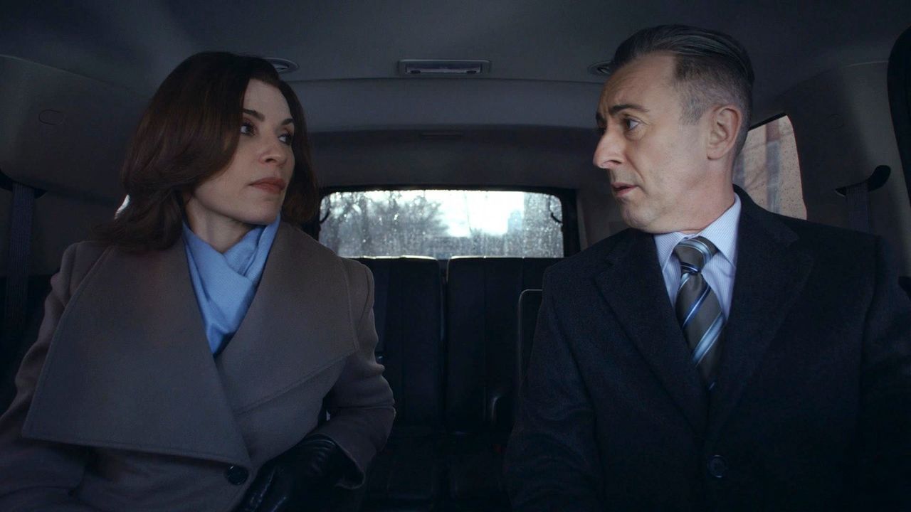Krisengespräch: Alicia (Julianna Margulies, l.) und Eli (Alan Cumming, r.) ... - Bildquelle: 2014 CBS Broadcasting, Inc. All Rights Reserved