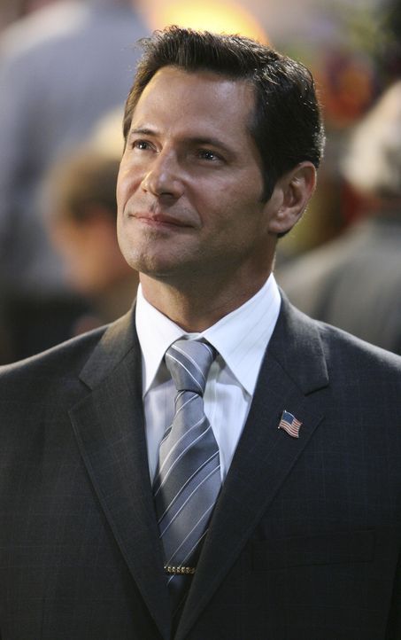 Im Haus der Zeta Beta Zetas dreht sich an diesem Wochenende alles nur um Rebeccas Vater, Senator Logan (Thomas Calabro), der mit Spannung  erwartet... - Bildquelle: ABC Family