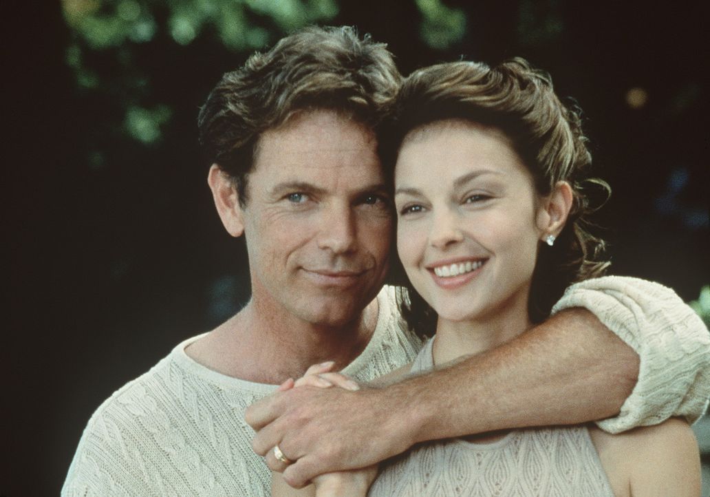 Führen scheinbar eine glückliche Ehe: Nick (Bruce Greenwood, l.) und seine attraktive Frau Libby (Ashley Judd, r.) ... - Bildquelle: Paramount Pictures