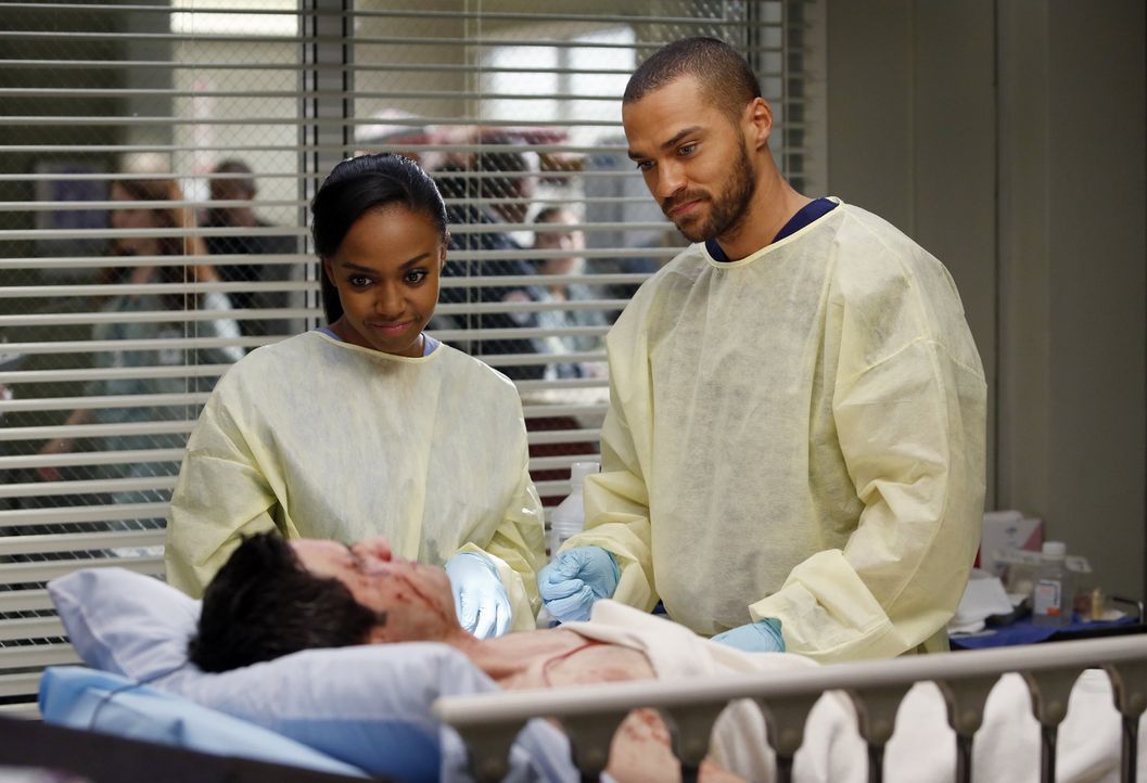 Stephanie (Jerrika Hinton, l.) und Jackson (Jesse Williams, r.)  kümmern sich um ihren neuen Patienten Stuart Loeb (Richard Kahan, vorne) ... - Bildquelle: ABC Studios