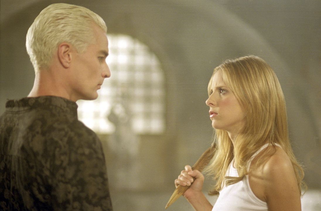 Buffy (Sarah Michelle Gellar, r.) ist skeptisch: Sie weiß nicht, was sie von ihrem Erzfeind Spike (James Marsters, l.) halten soll. - Bildquelle: TM +   2000 Twentieth Century Fox Film Corporation. All Rights Reserved.