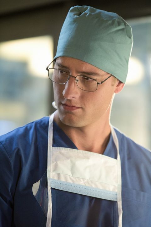 Können Will (Justin Hartley) und Emily ihren jungen Patienten retten? - Bildquelle: 2012 The CW Network, LLC. All rights reserved.